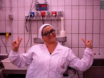 Nel laboratorio l'allegria non manca: per un attimo la 30enne Carmela, impegnata a impastare un vascone colmo di salsiccia di maiale tritata, inforca un paio di finti occhialoni e si mette in posa